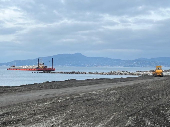 Litorale di Chiavari, arrivato il pontone per la diga soffolta della seconda cella