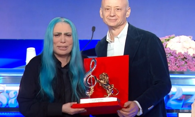 Loredana Berté ritira il premio Mia Martini: “Mimì ce l’abbiamo fatta!”