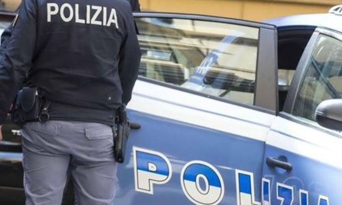 Chiavari, minaccia i cittadini con due bastoni e aggredisce i poliziotti: arrestato