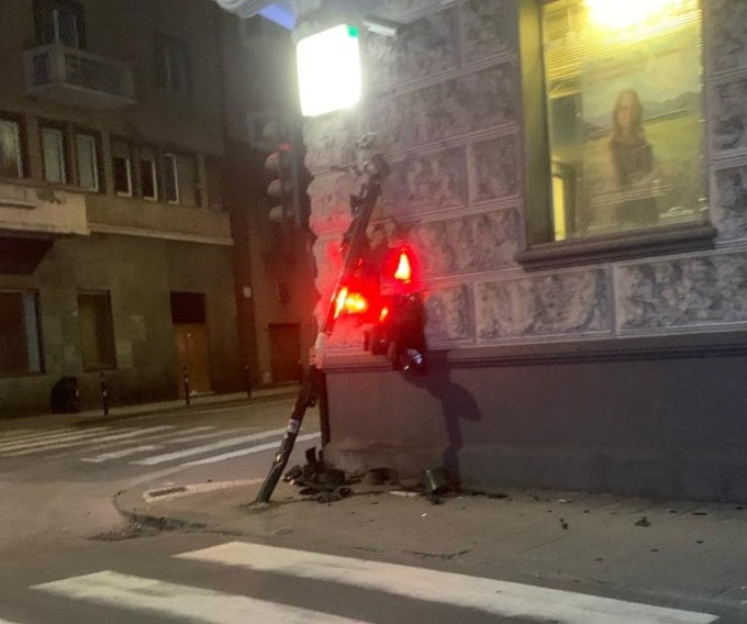 Semaforo distrutto nella notte a Rapallo