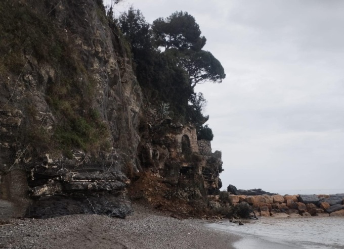 Frana porzione di falesia a Sori, interdetta la spiaggia