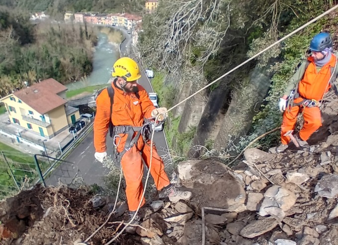 Frana a Ponte di Gaggia, la strada rimane chiusa: si attende l’arrivo di una gru