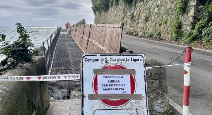 Mareggiata, sollevata la passerella tra la Cervara e Paraggi