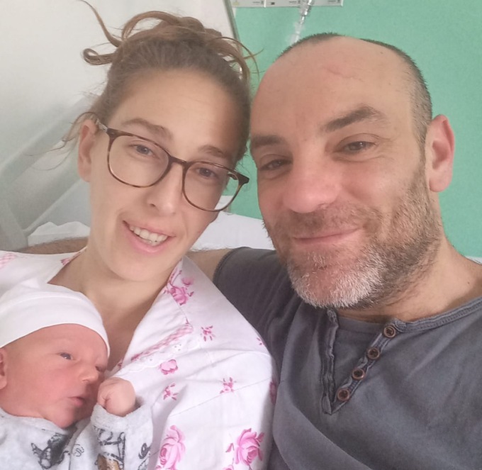 Partorisce in auto a pochi metri  dal San Martino