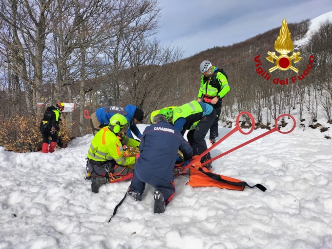Sciatore urta violentemente un albero, trasportato in elicottero al San Martino