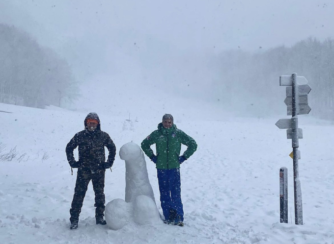 Un volto noto dietro le “sculture” di neve al Prato della Cipolla
