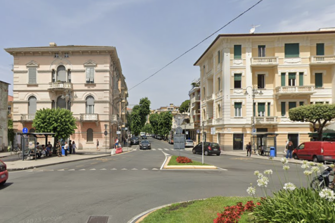 Lavagna, uomo trovato morto su una panchina in piazza Cordeviola