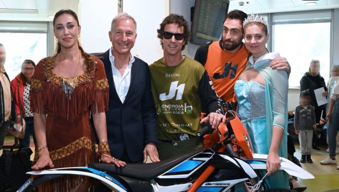 Belen Rodriguez Pocahontas per il Gaslini