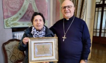 40 anni a servizio della Diocesi, il vescovo Devasini consegna una targa a Ondina Roscelli