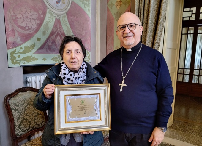 40 anni a servizio della Diocesi, il vescovo Devasini consegna una targa a Ondina Roscelli