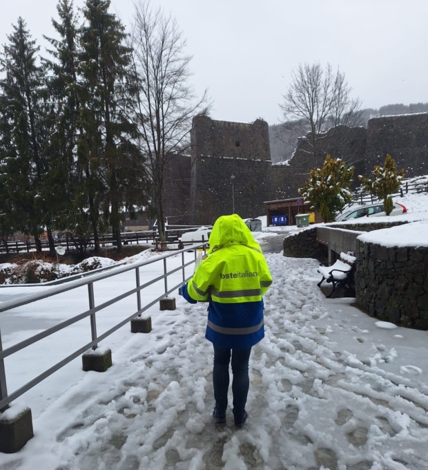 Santo, i portalettere consegnano nelle località innevate