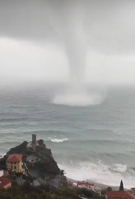 Le impressionanti immagini della tromba marina sulle coste della Liguria