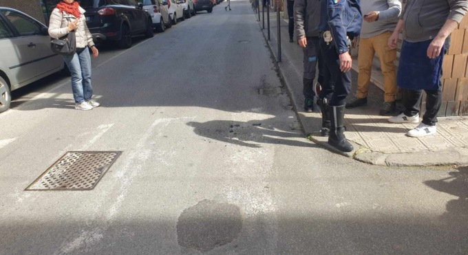 Lastra di ardesia cade dal quarto piano di una palazzina, passante sfiorata ma illesa