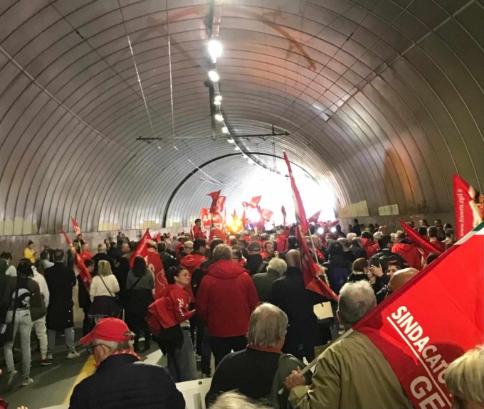 Sciopero generale indetto da Cgil e Uil, oltre 5 mila persone al corteo di Genova