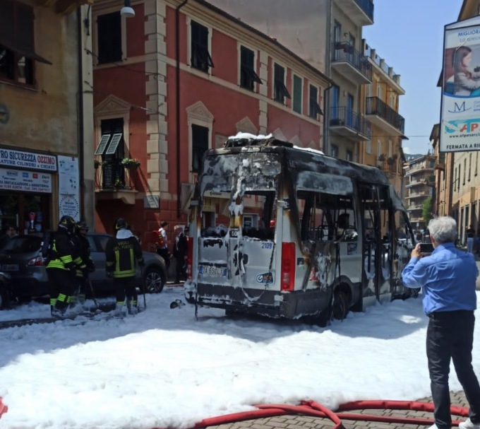 Rapallo, autobus in fiamme in via Mameli