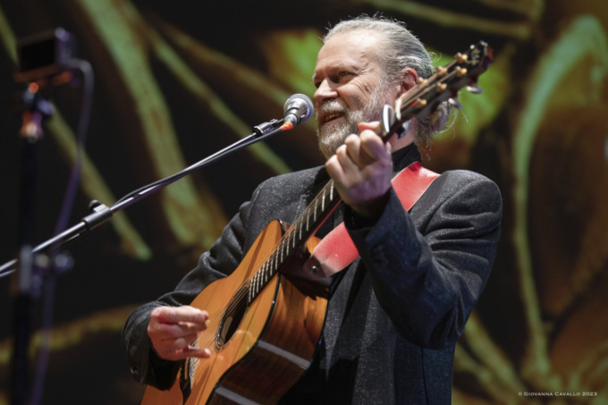 A Sori la prima nazionale del concerto di Beppe Gambetta “Banditi e fuorilegge”