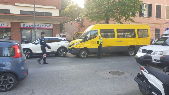 Incidente scuolabus a Chiavari in corso Millo