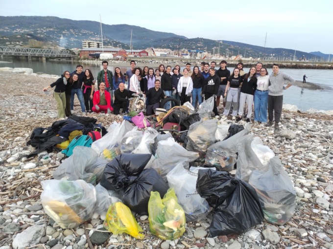 I giovani puliscono la spiaggia a Chiavari
