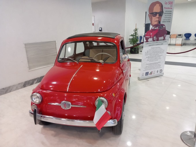 Il consiglio regionale ospita la Fiat 500 rossa di Sandro Pertini