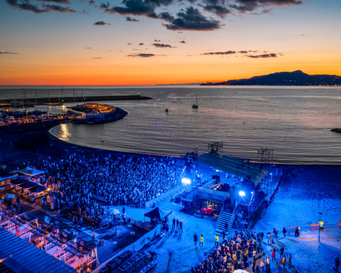 Duna Beach Festival, arrivano Dargen D’Amico e Clara
