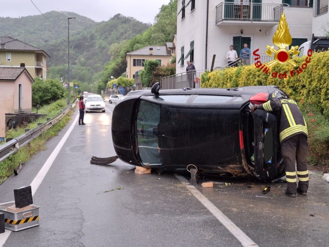 Auto si ribalta, due giovani estratte dai Vigili del fuoco