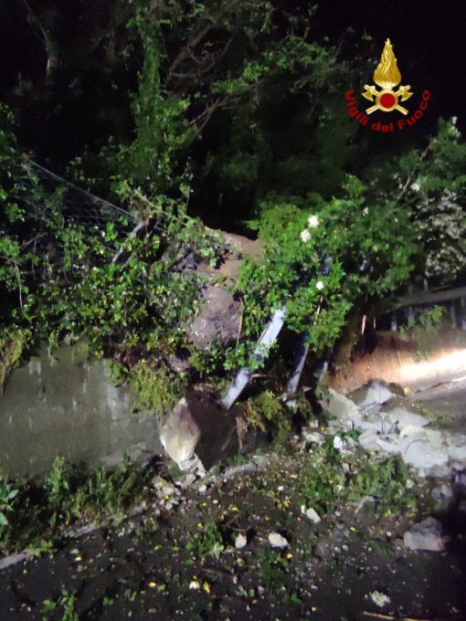 Frana a Castiglione Chiavarese, strada chiusa a Casali