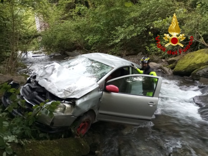 Dormono in auto e cede il freno a mano, auto precipita nel fiume Malvaro