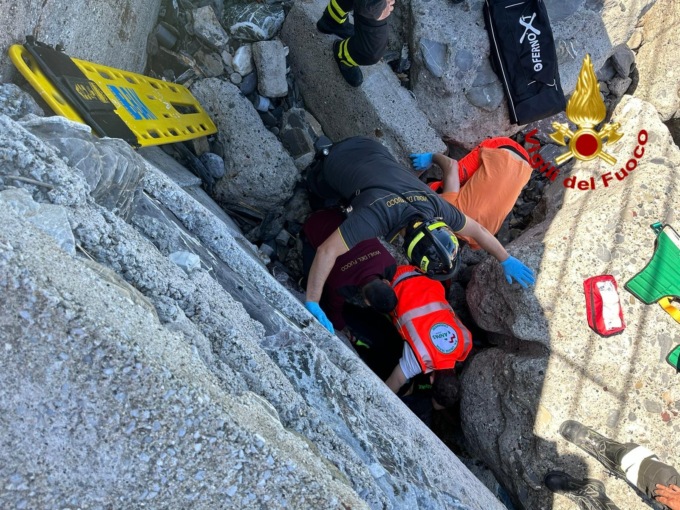 Cade sugli scogli, scattano i soccorsi