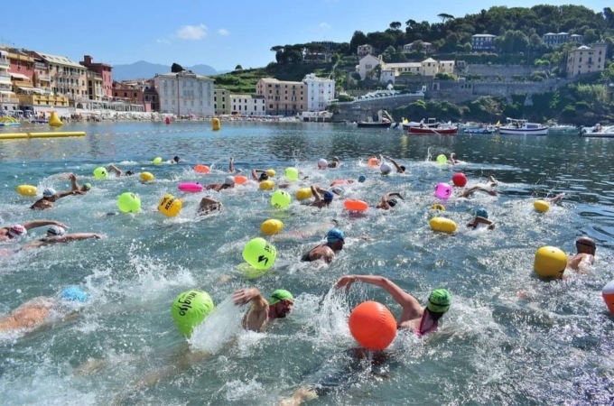 Al via la 49esima traversata natatoria Cavi-Sestri