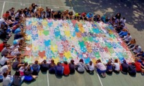 La scuola Descalzo celebra i diritti dell’infanzia con un gigantesco puzzle colorato