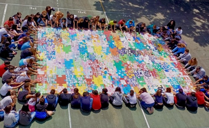La scuola Descalzo celebra i diritti dell’infanzia con un gigantesco puzzle colorato