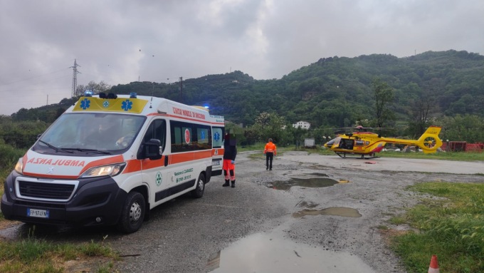 Donna trovata ferita in strada a Mezzanego: è in codice rosso