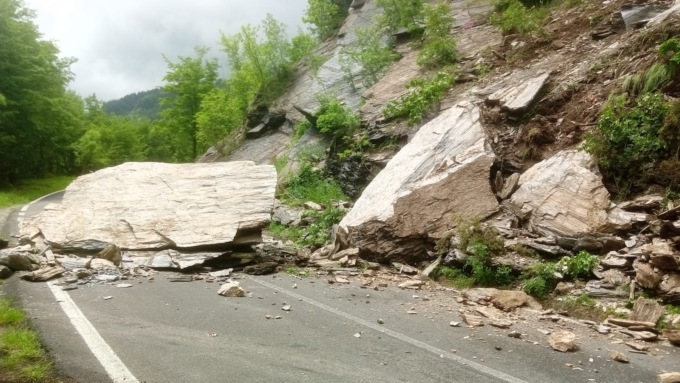 Masso caduto lungo la SP 23 del Passo della Scoglina, viabilità interrotta