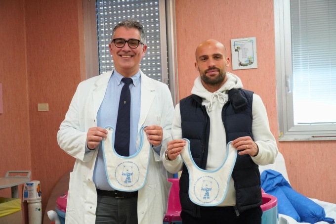 La Virtus Entella regala un bavaglino biancocelesti ai nuovi nati dell’ospedale di Lavagna