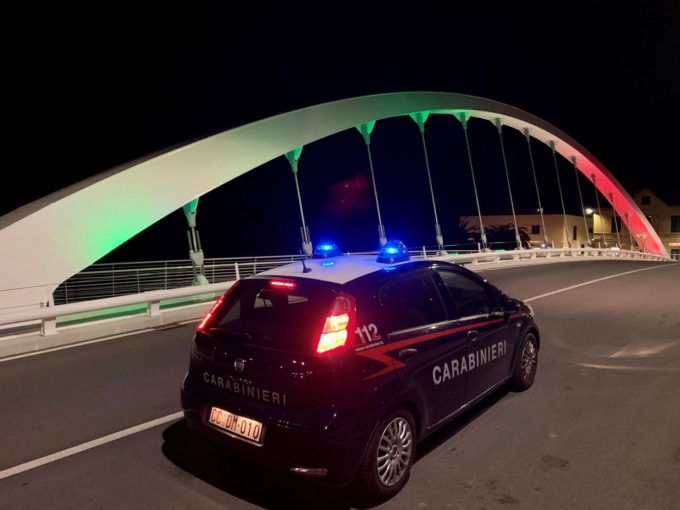 Aggredito a calci e pugni, denunciate cinque persone
