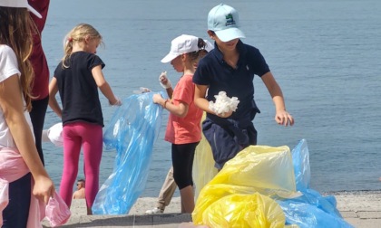 "ViviAMO Camogli" pulisce la spiaggia con gli studenti di Nautico e Marco Polo e della primaria