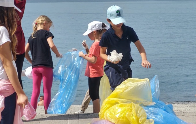 “ViviAMO Camogli” pulisce la spiaggia con gli studenti di Nautico e Marco Polo e della primaria