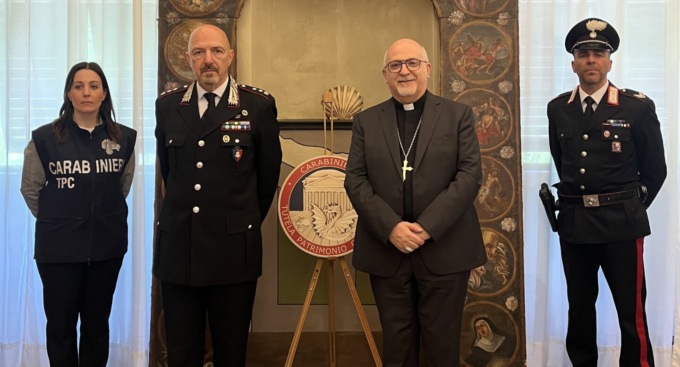 Riconsegnato un antico portale per nicchia della chiesa di Sanguineto