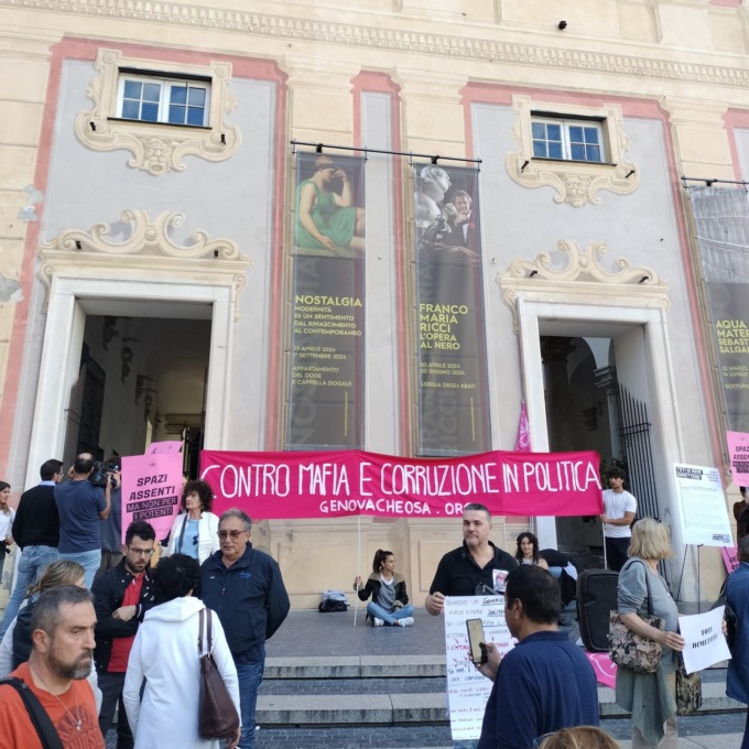 Oltre 300 manifestanti in piazza De Ferrari contro Toti: “‘Dimettiti”