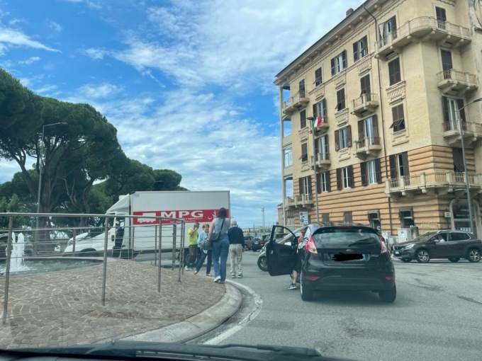 Tamponamento alla rotatoria di Chiavari, coinvolti 4 mezzi