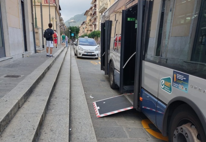 Chiavari, incidente alla nuova fermata del bus: richieste di intervento immediato