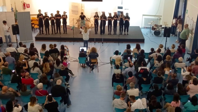 Sestri, grande successo per lo spettacolo di fine anno della scuola Descalzo