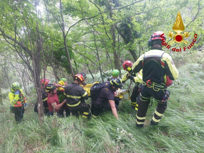 Soccorso ciclista caduto in una scarpata