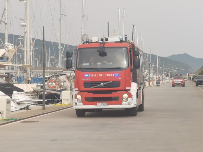 Auto cade in acqua nel porto di Lavagna