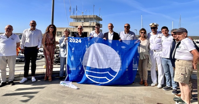 La Bandiera blu sventola sul lungomare di Chiavari