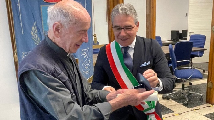 Il Recchelino d’Oro consegnato a don Pasquale Revello