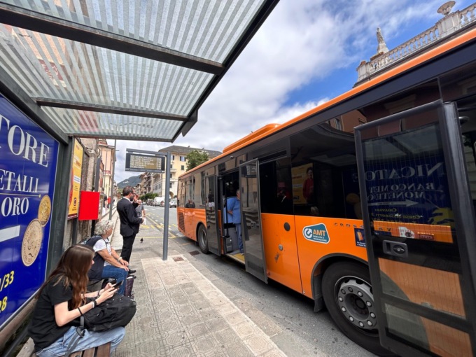 Chiavari, installata una nuova palina intelligente alla fermata bus della stazione