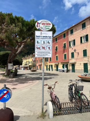 Sestri, a Riva Trigoso spuntano i cartelli: “Vietato arrampicarsi sugli alberi”