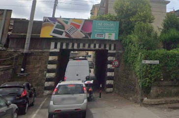 Cadono calcinacci, chiuso il sottopasso di via Amendola