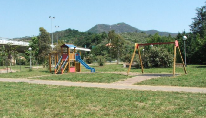 Tentato rapimento di un bambino a Sestri, uomo in fuga dopo l’intervento della madre